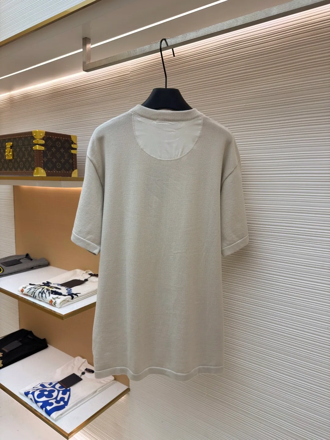 LOUIS VUITTON Pocket Intarsia Short Sleeves ●Original version: Purchased and developed for 10500 ●Item number: 1682521-A75 ●Fabric: cotton fabric ●Technology: printing production ●Color: light gray ●Version: fitted version ●Weight: about 325 grams ●Size: XS-S-M-L ●Description: This pocket jacquard T-shirt is made of high-end custom fabrics. It is soft and skin-friendly after pre-washing process. It is not easy to deform and fade. The off-white color is simple and versatile. The side pockets of the body are made of exquisite jacquard technology. The jacquard texture is three-dimensional and delicate, forming a texture contrast with the body base. The stitching of the pockets is straight and fine, strong and beautiful. The neckline is a classic round neck design, with double-needle reinforced edges and a custom-made threaded collar. It is durable and not easy to loosen. The overall shape is loose. Multiple sizes from XS to L cover different body shapes. Manual measurement error of ±3cm is within the normal range. The cuffs and hem are all seamed, and the details are exquisite. It is recommended to wash it gently and avoid violent machine washing and long-term soaking. It is suitable for daily commuting, casual outings and other wearing scenarios. The overall wiring is straight and delicate, the fabric is comfortable and soft, and the color is consistent without color difference. It can be matched with the same style to create a fashionable look and control various occasions. Customized accessories, complete with three standards, same style for men and women!